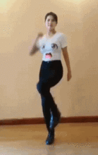 爆笑gif图我宁愿坐在宝马车里哭,也不要和你在一起