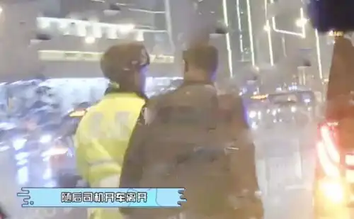 霍思燕夫妇彩排春晚,杜江贴心帮老婆背包,半路却遇交警罚款