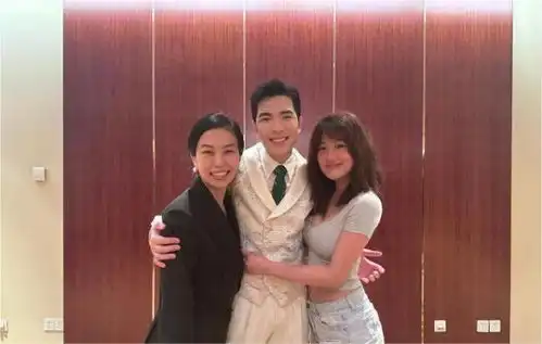 梧桐妹晒与萧敬腾夫妇合照网友一家三口既视感