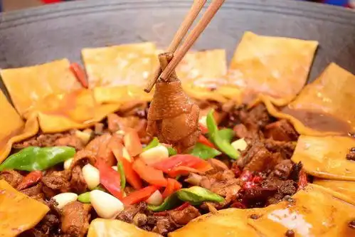 风靡一时的东北铁锅炖大鹅,为啥火不动经查证3个弊端仍在