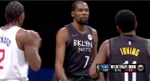 王牌杠上了莱昂纳德单打哈登连撞两次一个表情痛苦一个一脸轻松