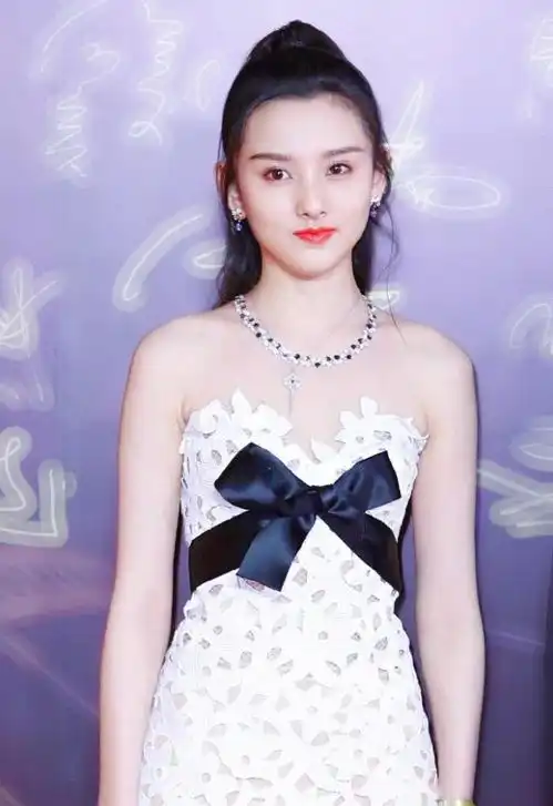 宋祖儿好不容易性感一回,抹胸长裙却撑不起来,绑个蝴蝶结有心机