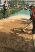 爆笑的动态图让你看看熊孩子是怎么套垃圾袋的