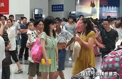 情侣火车站闹分手,男子当众下跪认错,女子却这样做