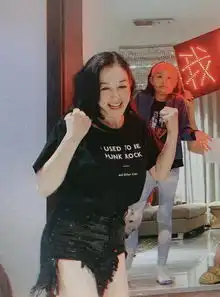 张伦硕跪榴莲向钟丽缇道歉,看着都疼,身边四个女人表情亮了