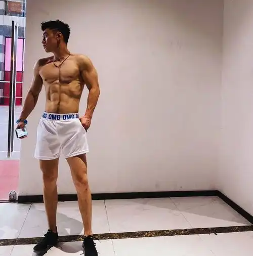 腹肌宛如搓衣板,胸肌霸气如雕刻,这痞帅肌肉模特,真是棒棒哒八块腹肌网易订阅