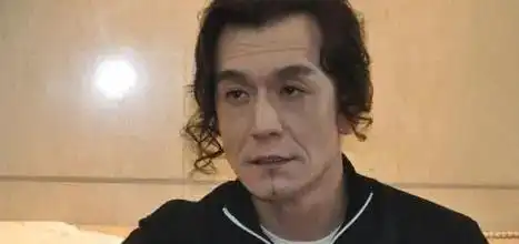 55岁哈文和女儿庆生挑染头发,拎13万包,桌上多一套餐具引关注