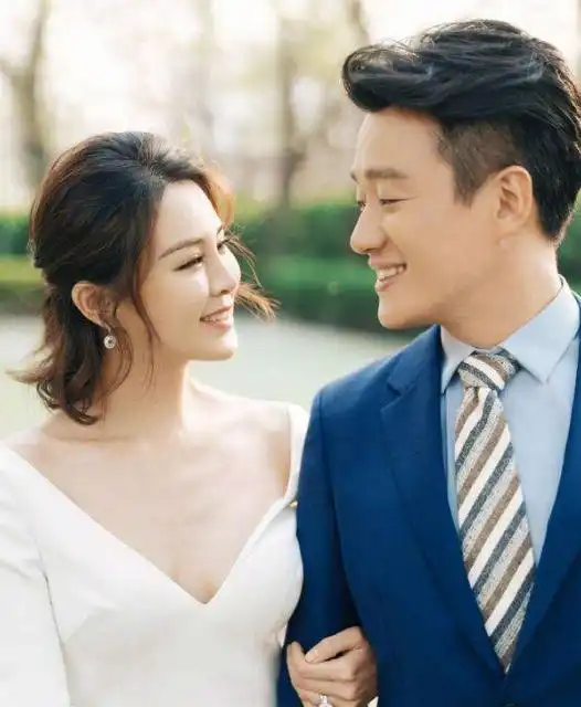 关悦佟大为庆祝结婚13周年,高级餐厅甜蜜约会,连续11年不间断