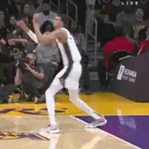 这波稳了文班帽老詹被吹犯规波波挑战后做出wink表情