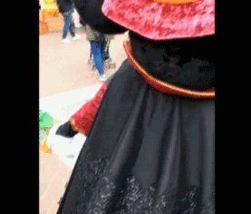 上海迪士尼人偶再被拍头拍头者你不让我拉就打你