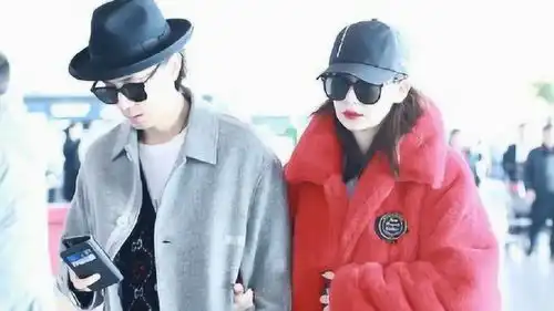 戚薇李承铉现身机场秀恩爱,戚薇穿大红皮草造型霸气