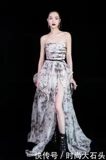 钟楚曦够大胆上身仅裹了件小抹胸,网友瘦得堪比郑爽