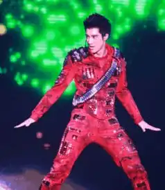 实力模仿张学友的表情包,看角度就知道王力宏绝对偷偷练过