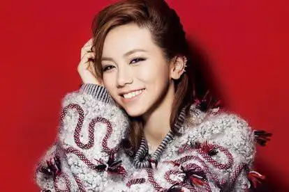 歌后邓紫棋患忧郁症,痛诉前东家不公对待,还原大头症真相