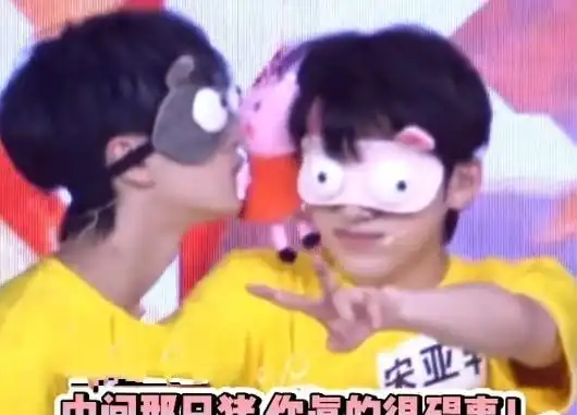 严浩翔镜头前亲玩偶,表情很撩,粉丝认为他未来会是接吻高手