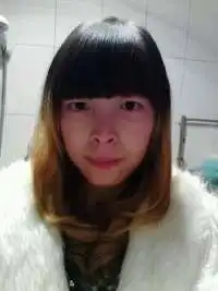 我是女生,脸颊感觉有点胖,但是是长脸,现在是长发有刘海,头发有点少想剪个中短发有什么样的比较好呢有图么