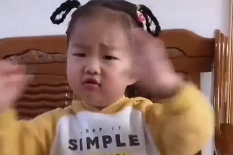 吃肉肉也要有仪式感,小宝宝的表情太到位了