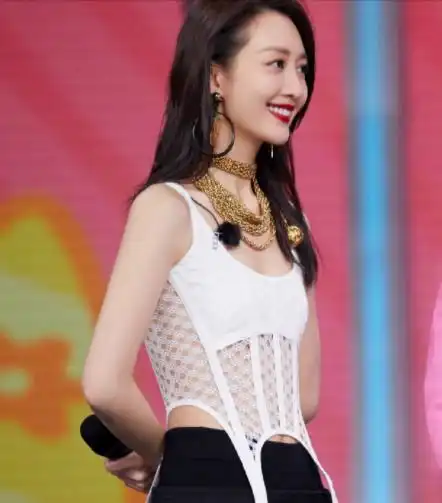 女明星上节目都这么敢穿,王鸥穿透视渔网衣出场,主持人不敢直视