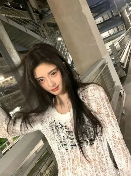 鞠婧祎镂空上衣秀窈窕身材,性感撩人有魅力,表情妩媚超迷人