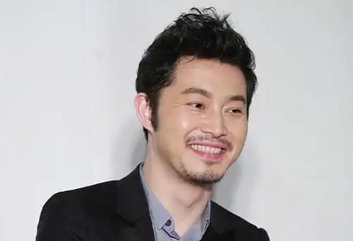 胡可沙溢带娃出去旅游,机场穿搭虽清新,可难掩胡可憔悴容颜