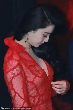 范冰冰着透视红装紧盯胸口防走光妩媚撩发小表情不断显俏丽组图