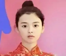 杨超越18岁旧照,穿旗袍当礼仪小姐清纯无比,网友堪比奶茶妹妹