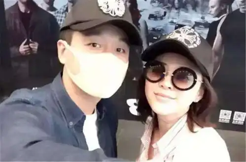 记得当年的陆涛吗,他和宝贝拍杂志了,女儿真的很像爸爸