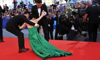 摔倒表情包红毯