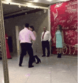 搞笑gif你这是搬新房子了开心成这样啊你媳妇要和你生气