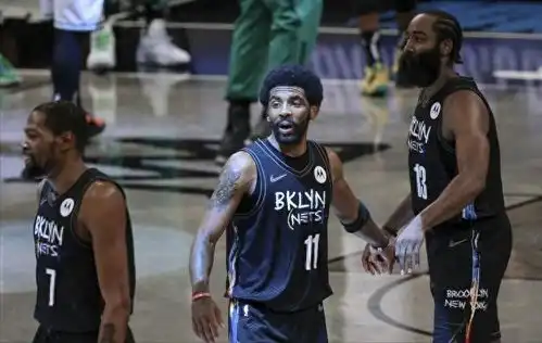 晋级西决东契奇欧文拥抱庆祝,美媒赛后点名哈登,三年人财两失