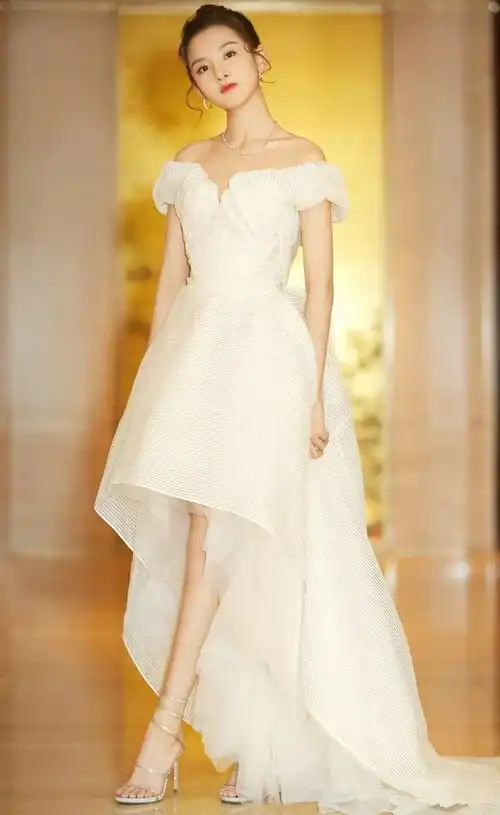 宋祖儿真会穿一袭纯白色连衣裙搭配一字高跟鞋,很是妩媚撩人