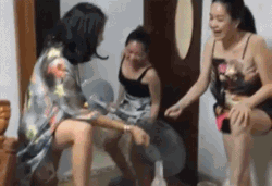 搞笑gif动态图闺蜜之间的游戏,下手可真狠啊