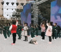 搞笑gif趣图妹子,你的表情看不透啊,到底好不好喝