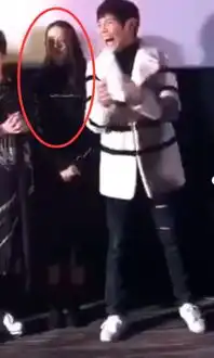 向佐电影首映被扇巴掌,表情瞬间僵硬太尴尬,郭碧婷默不作声