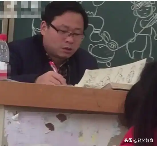 美术老师批改作业,表情变化有点快,网友是美术佬没错了