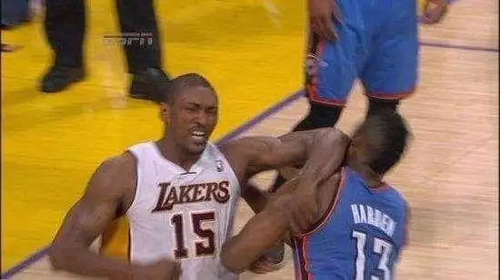 nba打球强度有多大字母哥大力传球砸倒哈登,詹姆斯把球扣变形