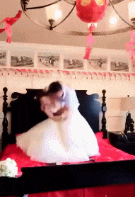 老婆从同学聚会回来,就一直是这个表情,怎么感觉不对劲呢哈哈