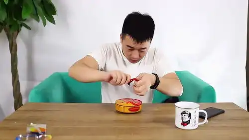 人间凶器来袭,挑战全网无表情吃鲱鱼罐头