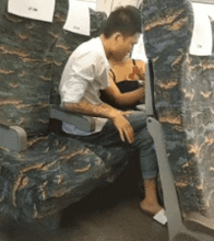 搞笑gif趣图大哥悠着点,这下惨啦,被嫂子看到了