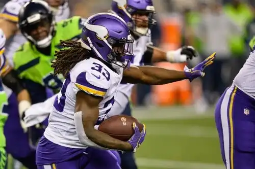 国北头名关键战维京人大腿跑卫达尔文库克因伤缺战包装工