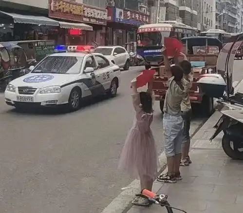 高三懂事女孩留纸条送别司机,内容看哭司机,也感动无数网友