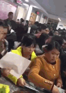 搞笑gif大爷你这表情,小时候肯定特爱哭吧