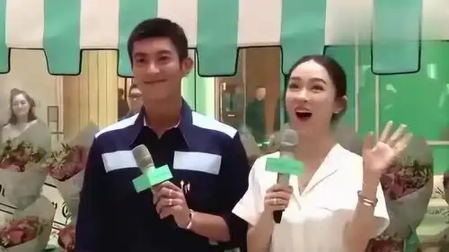 嗯哼机场放飞自我贡献多张表情包,遭低调老妈霍思燕的锁头杀