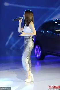 邓紫棋性感打扮去领奖这上衣太省布料了