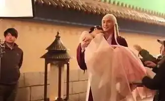 胡一天发抖,陈伟霆抱不动,林更新满脸嫌弃,没点力气还真拍不了戏