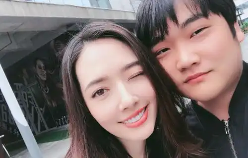 男粉丝偶遇向佐郭碧婷,大胆与女神贴面合照,向佐表情令人意外