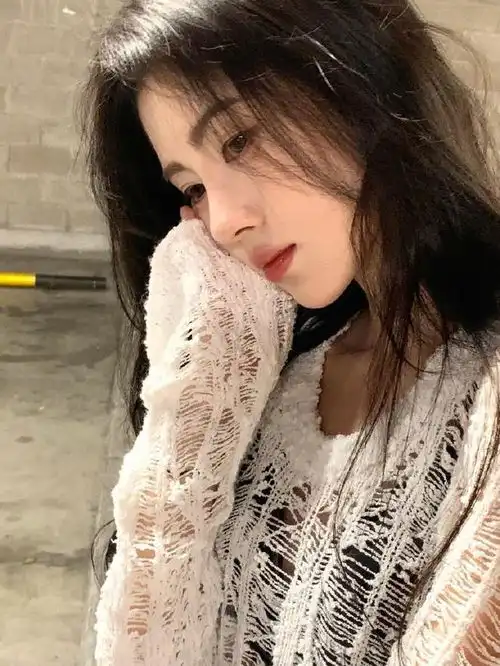 鞠婧祎镂空上衣秀窈窕身材,性感撩人有魅力,表情妩媚超迷人