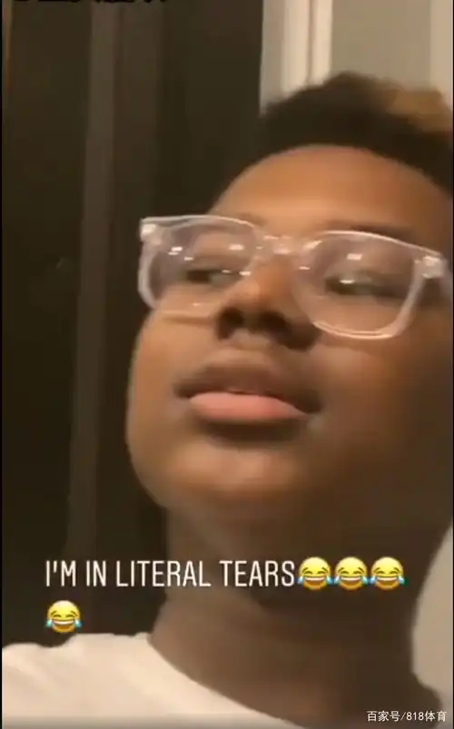 3天不打詹皇2儿子模仿父亲教育大哥惟妙惟肖,老詹发29个笑哭表情