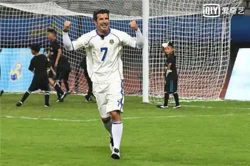 百人足球赛热力开踢跑男团绿茵场惨遭围追堵截