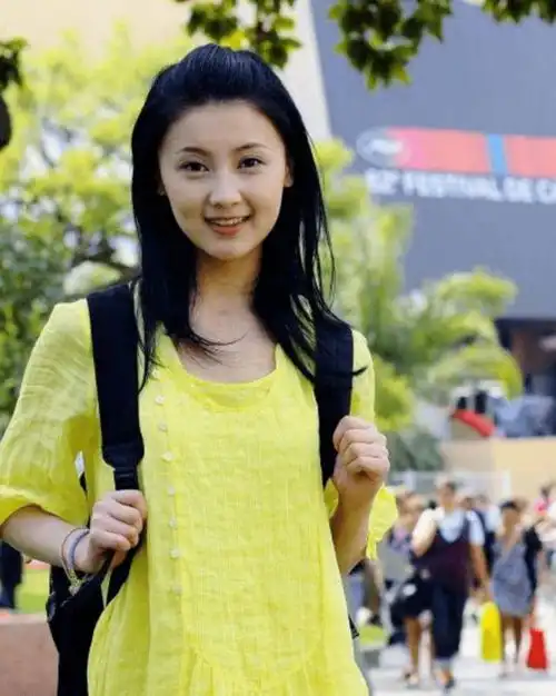 与贾跃亭离婚后,甘薇下半场人生背着10万元的包,和5.3亿债